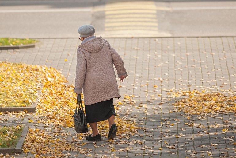 Alte Frau läuft draußen