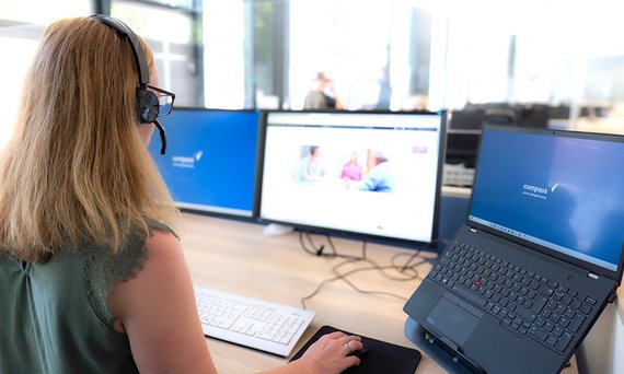 Pflegeberaterin telefoniert mit Headset.