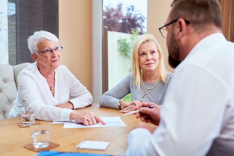 Pflegegrad 4 Besprechung der Regelungen im Pflegegrad 4 im Rahmen einer Pflegeberatung mit Angehörgen.