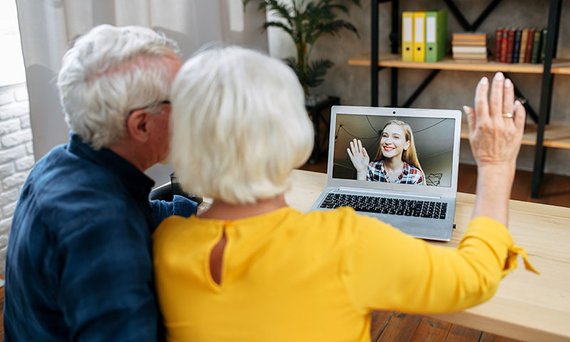 Ein &auml;lteres Paar bei einer Videokonferenz mit einer j&uuml;ngeren Frau.