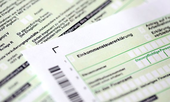Übereinanderliegende Seiten der Vordrucke einer Einkommensteuererklärung