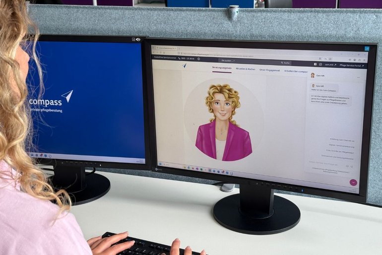 Chatteilnehmerin mit Caro Compass Person blickt auf einen PC-Monitor, auf dem ein Chatverlauf mit dem Chatroboter Caro Compass geöffnet ist.