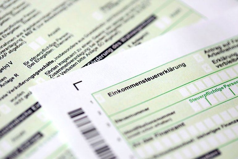 Übereinanderliegende Formblätter der Einkommenssteuererklärung.