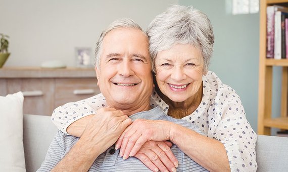 Leistungen von Pflegegrad 1: Älteres Paar freut sich über Selbstständigkeit