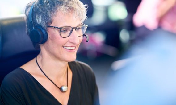 Pflegeberaterin telefoniert mit Headset.