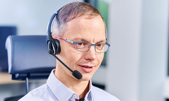 compass-Pflegeberater telefoniert mit Ratsuchenden 